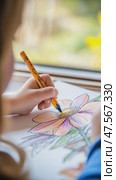 Child carefully coloring flower drawing with colored pencil. Стоковое AI-видео, аниматор Юрий Поздников / Фотобанк Лори