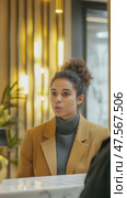 Young receptionist speaking with customer at hotel reception. Стоковое AI-видео, аниматор Юрий Поздников / Фотобанк Лори