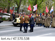 Люди в форме времен Великой Отечественной войны. Город Тюмень. День Победы (2017 год). Редакционное фото, фотограф Александр Тараканов / Фотобанк Лори