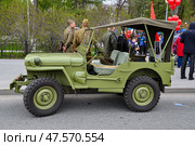 Солдаты и автомобиль времен Великой Отечественной войны Willys Jeep MB. День Победы. Город Тюмень. (2017 год). Редакционное фото, фотограф Александр Тараканов / Фотобанк Лори