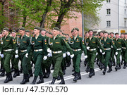 Колонна военнослужащих маршируют на параде. День Победы, Город Тюмень (2017 год). Редакционное фото, фотограф Александр Тараканов / Фотобанк Лори