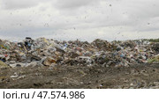 Garbage landfill near a big city. Стоковое видео, видеограф Mikhail Davidovich / Фотобанк Лори
