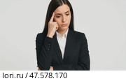 Thoughtful businesswoman pondering decisions with focused expressions in corporate setting. Стоковое AI-видео, аниматор Владимир Федоров / Фотобанк Лори