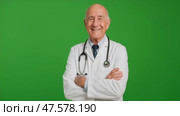 Confident doctor smiling with arms crossed in green screen background. Стоковое AI-видео, аниматор Владимир Федоров / Фотобанк Лори