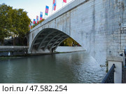 Россия, Краснодарский край, Сочи. Ноябрь 2024. Ривьерский мост через реку Сочи. Стоковое фото, фотограф Сергей Татаринцев / Фотобанк Лори