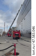 ANGARSK, IRKUTSK REGION, RUSSIA - April 08, 2025: Vertical video of a team of firefighters climbing an extension ladder to the roof of a building. Preventive training of firefighters. Редакционное видео, видеограф Виктория Катьянова / Фотобанк Лори