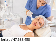 Young woman cosmetologist doing microcurrent procedure to young woman. Стоковое фото, фотограф Яков Филимонов / Фотобанк Лори