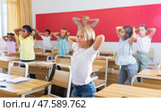 Gymnastics in classroom in elementary school. Стоковое фото, фотограф Яков Филимонов / Фотобанк Лори