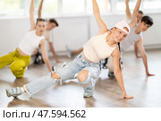 Teenage girl practicing hip-hop floor-works in training hall. Стоковое фото, фотограф Яков Филимонов / Фотобанк Лори