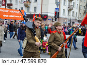 Молодые люди с ручным пулеметом и винтовкой на акции "Бессмертный полк". 9 мая. Город Тюмень (2017 год). Редакционное фото, фотограф Александр Тараканов / Фотобанк Лори