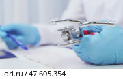 A doctor in a clinic prescribes a prescription or medicine for treatment. Стоковое видео, видеограф Igor Skripachev / Фотобанк Лори