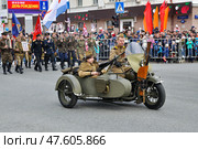Мотоцикл с коляской времен Великой Отечественной войны с военными реконструкторами на параде в честь Дня Победы 9 мая. Город Тюмень (2017 год). Редакционное фото, фотограф Александр Тараканов / Фотобанк Лори
