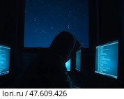 Мужчина в капюшоне ночью за компьютером. Стоковое AI-изображение, AI-художник Boostport / Фотобанк Лори