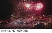 Fireworks with colorful lights over sea. Стоковое видео, видеограф Михаил Коханчиков / Фотобанк Лори