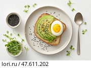Minimalist breakfast with avocado toast and a perfectly cooked egg. Минималистский завтрак с тостом из авокадо и идеально сваренным яйцом. Стоковое AI-изображение, AI-художник Katsiaryna Repich / Фотобанк Лори