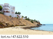 Houses and hotels on the shore of the Arabian Sea. Sandy beach on a sunny summer day. Sultanate of Oman (2024 год). Стоковое фото, фотограф Евгений Ткачёв / Фотобанк Лори