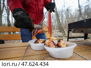 Мясо на шампуре, прожаренное на углях в мангале. Стоковое фото, фотограф Алексей Белкин/NEWS.ru / ТАСС / Фотобанк Лори