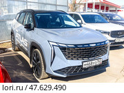 Новый автомобиль Geely Atlas рядом с автосалоном официального дилера. Китайский автопроизводитель. Редакционное фото, фотограф FotograFF / Фотобанк Лори