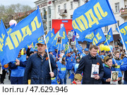 Шествие партии ЛДПР в День Победы. Город Тюмень (2017 год). Редакционное фото, фотограф Александр Тараканов / Фотобанк Лори
