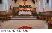 The altar is Mexican, decorated with flowers and candles for the celebration. Стоковое AI-видео, аниматор Ирина Старикова / Фотобанк Лори
