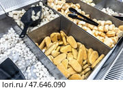 Замороженные полуфабрикаты в продуктовом магазине. Хороший натуральный продукт для быстрого приготовления вкусной еды. Удобство и готовый фастфуд. Стоковое фото, фотограф FotograFF / Фотобанк Лори