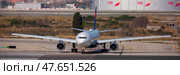 Delta airbus getting ready to take off in El Prat Airport (2020 год). Редакционное фото, фотограф Яков Филимонов / Фотобанк Лори