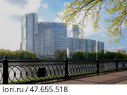 Жилой комплекс "Маяк" на берегу канала имени Москвы в Химках. Солнечный весенний день (2022 год). Редакционное фото, фотограф Александр Кузнецов / Фотобанк Лори