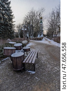 Уличная инсталляция с барабанами в зимнем парке. Редакционное фото, фотограф Пучков Андрей Александрович / Фотобанк Лори