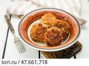 Котлеты домашние мясные в глубокой тарелке на столе. Стоковое фото, фотограф Наталья Осипова / Фотобанк Лори