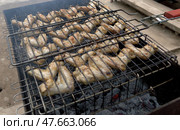 Маринованные куриные крылышки на решетке, приготовление на мангале - Marinated chicken wings on the grill, cooking on the grill. Стоковое фото, фотограф Владислав Дельдюгинов / Фотобанк Лори