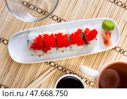 Urumaki roll with salmon avocado pepino and tobiko. Стоковое фото, фотограф Яков Филимонов / Фотобанк Лори