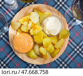 Spanish tapas - Patatas Bravas. Стоковое фото, фотограф Яков Филимонов / Фотобанк Лори