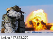 Военнослужащий во время стрельбы из автомата в ходе военных учений. Стоковое фото, фотограф Александр Река / ТАСС / Фотобанк Лори