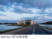 Санкт-Петербург, Россия. Дорога на Бычий остров, на котором расположено здание Пансиона воспитанниц Министерства обороны Российской Федерации. Современная архитектура и образование в России. Редакционное фото, фотограф Андрей Степанов / Фотобанк Лори