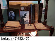 Зачетная книжка Льва Гумилева в квартире-музее Анны Ахматовой Санкт-Петербург. Редакционное фото, фотограф Дмитрий Неумоин / Фотобанк Лори
