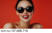 Модная женщина в солнцезащитных очках улыбается на ярком красном фоне для цифровых медиа и маркетинга в сфере красоты. Стоковое AI-изображение, AI-художник ФотоИнтеллект / Фотобанк Лори