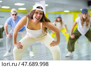 Boy and girls dancing synchronous group choreography in dance hall. Стоковое фото, фотограф Яков Филимонов / Фотобанк Лори