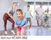 At home child learns to perform boogie-woogie figures with family. Стоковое фото, фотограф Яков Филимонов / Фотобанк Лори