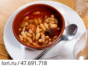 Asturian fabada soup served in bowl. Стоковое фото, фотограф Яков Филимонов / Фотобанк Лори