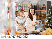 Adult woman with son choosing products in grocery store. Стоковое фото, фотограф Яков Филимонов / Фотобанк Лори