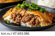 Вкусная сырная запеканка из говяжьего фарша с рисом и зеленым луком. Стоковое AI-изображение, AI-художник ФотоИнтеллект / Фотобанк Лори