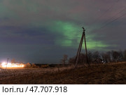 Полярное сияние Аврора в небе над полем в апреле, Ленинградская область. Стоковое фото, фотограф Наталия Бушкевич / Фотобанк Лори