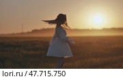 A silhouette of a young Ukrainian girl circling at sunset in the summer. Стоковое видео, видеограф Mikhail Davidovich / Фотобанк Лори