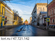 Улица в городе (Варварская в сторону Дмитриевской башни, Нижний Новгород) Редакционное фото, фотограф Илья Старков / Фотобанк Лори