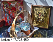 Куличи в плетеной корзине на подоконнике с иконами. Стоковое фото, фотограф Владимир Литвинов / Фотобанк Лори