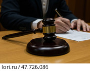 В зале суда судьба решается, когда судья выносит приговор с помощью церемониального молотка правосудия. Стоковое AI-изображение, AI-художник Сергей Никифоров-Гордеев / Фотобанк Лори