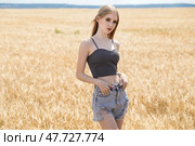 Young beautiful blonde girl posing in a wheat field. Стоковое фото, фотограф Андрей Аркуша / Фотобанк Лори