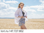Young beautiful blonde girl posing in a wheat field. Стоковое фото, фотограф Андрей Аркуша / Фотобанк Лори