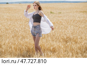 Young beautiful blonde girl posing in a wheat field. Стоковое фото, фотограф Андрей Аркуша / Фотобанк Лори