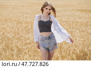 Young beautiful blonde girl posing in a wheat field. Стоковое фото, фотограф Андрей Аркуша / Фотобанк Лори